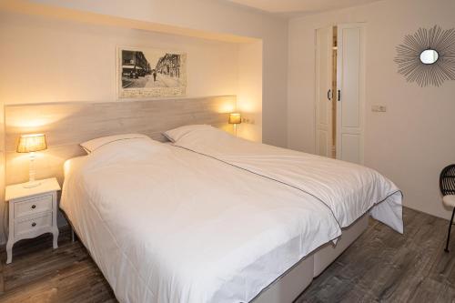 Кровать или кровати в номере Sleep&Stay Floris IV