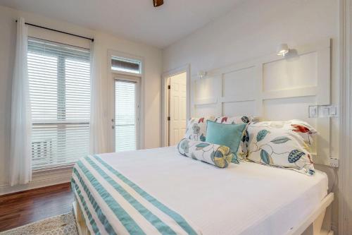 una camera da letto con un grande letto bianco con cuscini di Destiny Beach Villa #6A a Destin