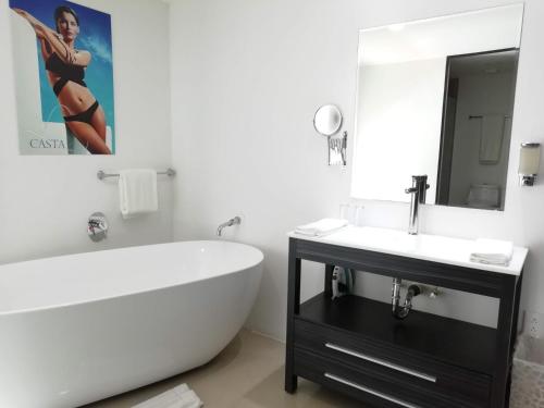 Koupelna v ubytování MayaFair Design Hotel