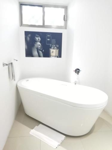 Ένα μπάνιο στο MayaFair Design Hotel