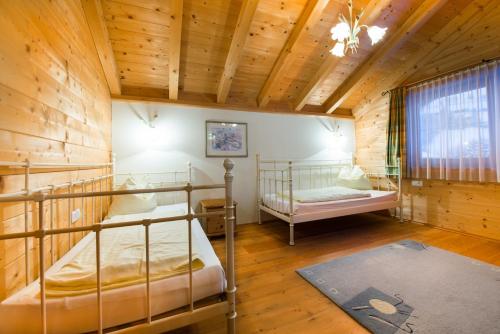 ニーデラウにあるFeriendorf Wildschönauのキャビン内の二段ベッド2台が備わる客室です。