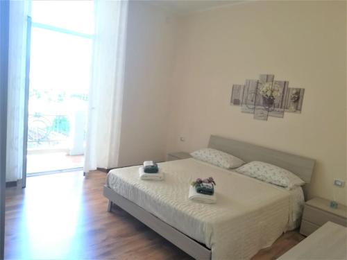 een slaapkamer met een bed met twee handdoeken erop bij Violamare in Savona