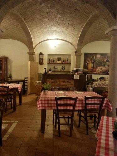 a restaurant with tables and chairs in a room at Agriturismo La Fattoria Del Boschetto in Fontanellato