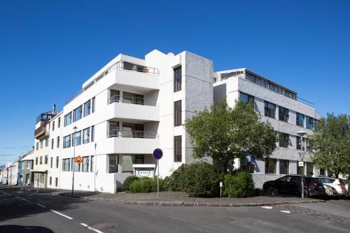un bâtiment blanc sur le côté d'une rue dans l'établissement Guesthouse Sunna, à Reykjavik