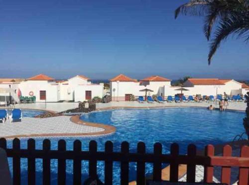 The swimming pool at or close to Bungalows Castillo Beach