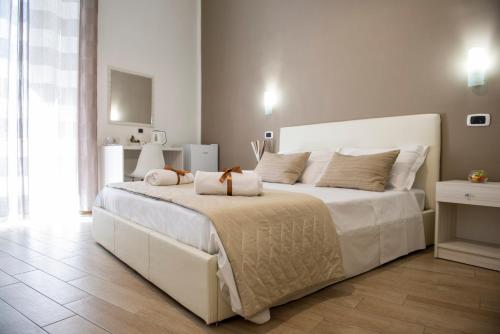 um quarto com uma grande cama branca em um quarto em Smeraldo Suite em Nápoles