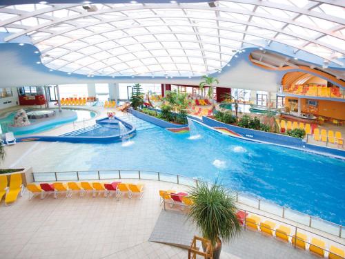 a large indoor swimming pool in a mall at H2O-Hoteltherme in Bad Waltersdorf