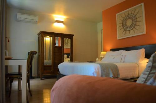 a hotel room with two beds and a desk at Hotel Villa Condesa in Mexico City