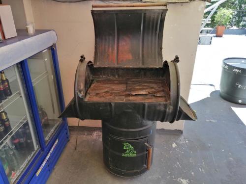 a grill sitting on top of a trash can at Selvática Alojamiento Eco in Medellín