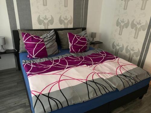 アンベルク・ブッフホルツにあるFerienwohnung Anger 2のベッド(紫と灰色のシーツ、枕付)