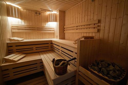 a wooden sauna with a bucket in it at Jurajski Kryształ in Zaborze
