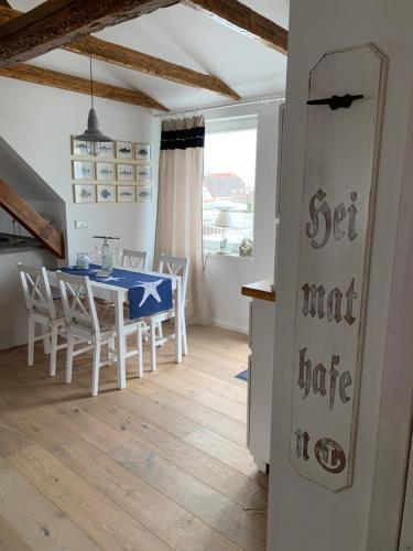 a kitchen and dining room with a table and chairs at Haus Vicus in Greifswald