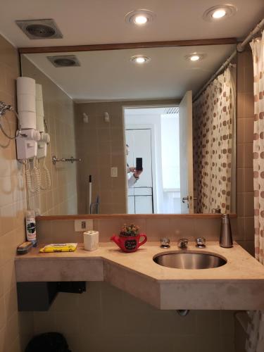 baño con lavabo y espejo grande en Infinit Point Apartment en Buenos Aires