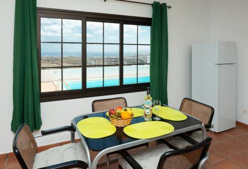 a dining room with a table with a bowl of fruit on it at Apartamento Casa Belen in Conil