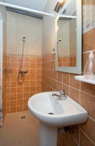 a bathroom with a sink and a mirror at Apartamento Casa Belen in Conil