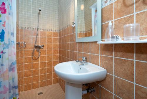 a bathroom with a sink and a shower at Apartamento Casa Belen in Conil
