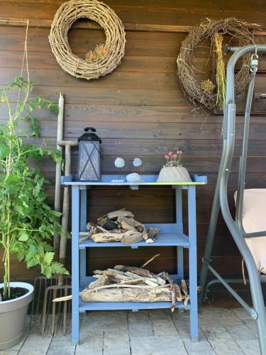 a blue table against a wooden wall with a wreath at Haus Vicus in Greifswald
