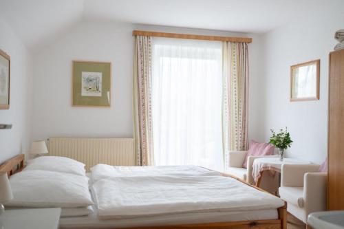 a bedroom with two beds and a window at Ferienwohnung Meliessnig in Mauterndorf