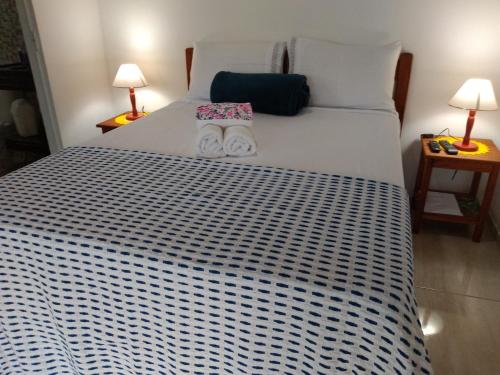 Säng eller sängar i ett rum på Chalés Vale dos Pássaros