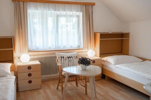 マウテルンドルフにあるFerienwohnung Meliessnigのベッドルーム1室(ベッド1台、テーブル、椅子付)