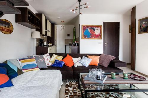 ein Wohnzimmer mit einem Sofa und einem Tisch in der Unterkunft Terrace Apartment Sky Lounge in Budapest