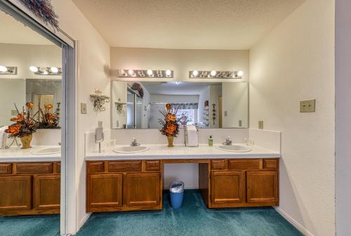 Kitchen o kitchenette sa The Trout River House