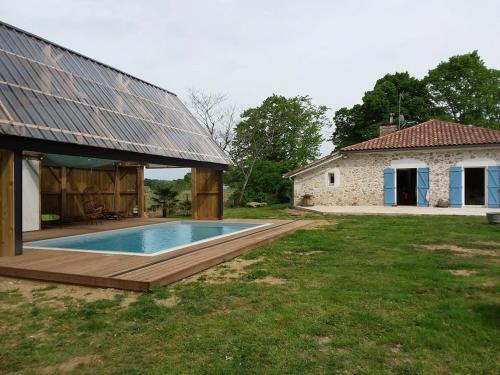 une maison avec une piscine dans une cour dans l'établissement ferme gribeshaoutes Maison d'hotes, à Préchacq-les-Bains