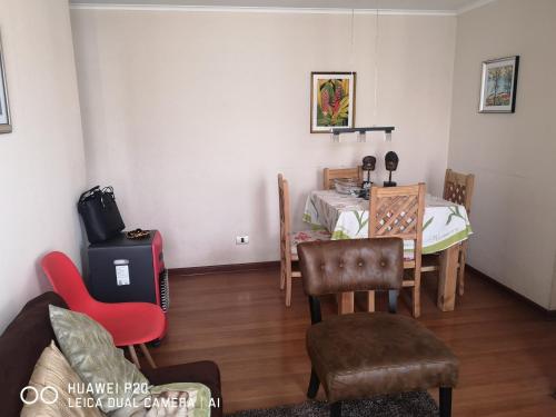 a room with a table and chairs and a dining room at Relajado y central in Rancagua