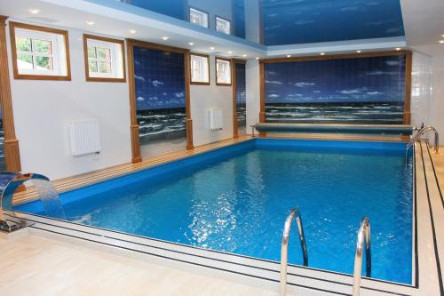 una piscina in una casa con una grande finestra di Becker Hotel a Yantarnyy