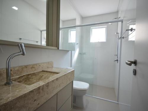 Ванна кімната в 1034 - Apartamento para locação em Bombinhas