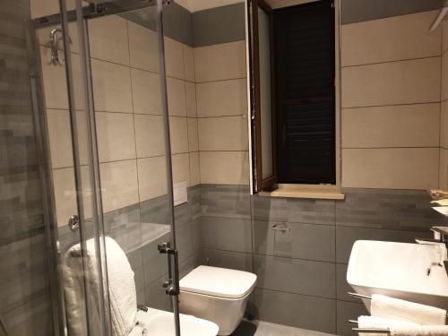 ein Bad mit einem WC, einem Waschbecken und einer Dusche in der Unterkunft Residenza Carlucci in Angri