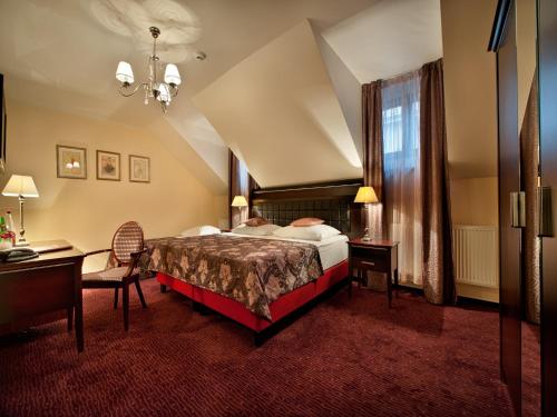 Postel nebo postele na pokoji v ubytování EA Embassy Prague Hotel