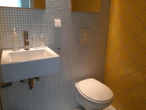a bathroom with a sink and a toilet at Bickersbed in Amsterdam