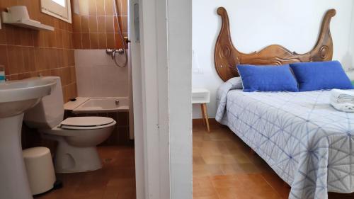 ein Bad mit einem Bett, einem WC und einem Waschbecken in der Unterkunft ÀNCORA VELLA in Sant Antoni de Calonge