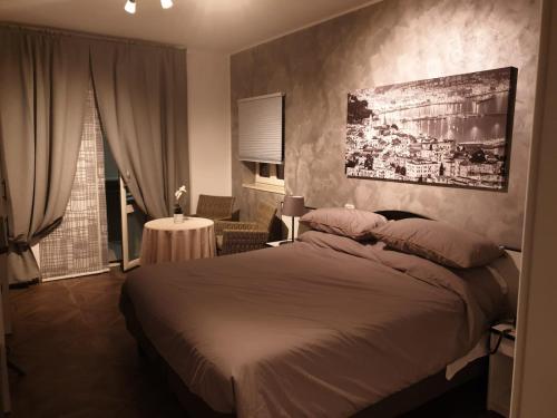 Residenza Carlucci في أنغري: غرفة نوم بسرير كبير وطاولة