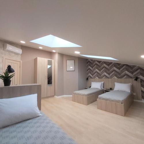 Posteľ alebo postele v izbe v ubytovaní Two-Bedroom Apartment near Forum Lviv