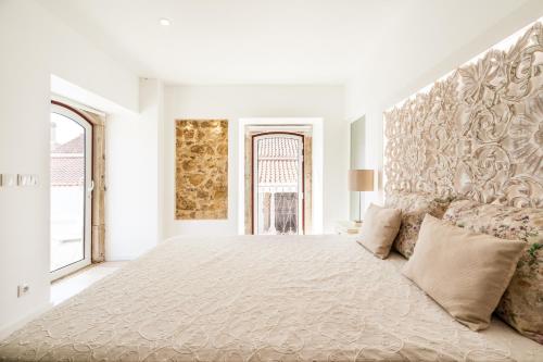 RibafriaにあるCasa da Varandaの白い大きなベッドルーム(大型ベッド1台付)
