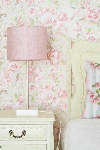 a bedroom with a bed and a lamp on a nightstand at Casa da Varanda in Ribafria