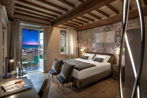 um quarto com uma cama e uma grande janela em Il Cortile di San Michele em Guarene