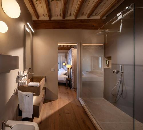 uma casa de banho com um chuveiro, um lavatório e um WC. em Il Cortile di San Michele em Guarene