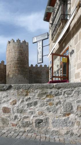 a street sign on the side of a building at Hotel Las Murallas in Avila