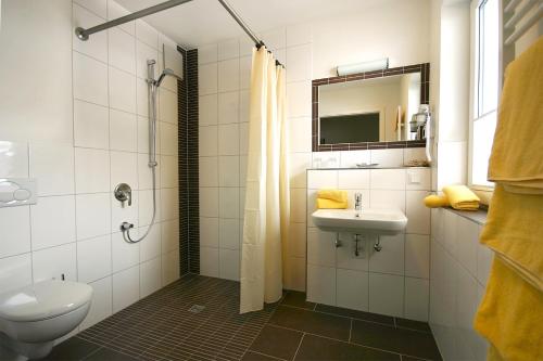 Ett badrum på Alm Appartements ehemals Birkenhof