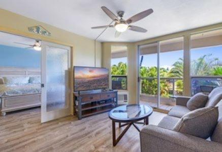 un soggiorno con un divano e un tavolo di Maui Banyan G203 a Wailea