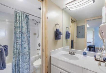 un bagno con lavandino, WC e specchio di Maui Banyan G203 a Wailea