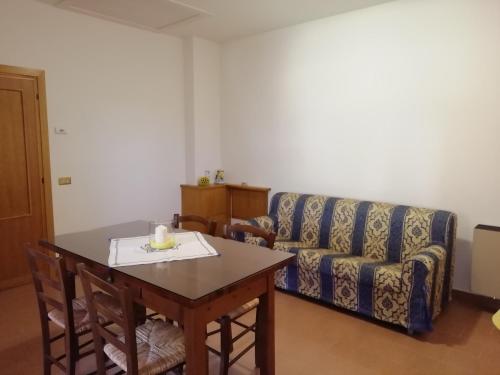 a living room with a table and a couch at La Lanterna di Lanfo in Assisi