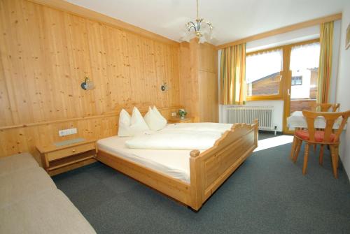 เตียงในห้องที่ Gästehaus Sonja