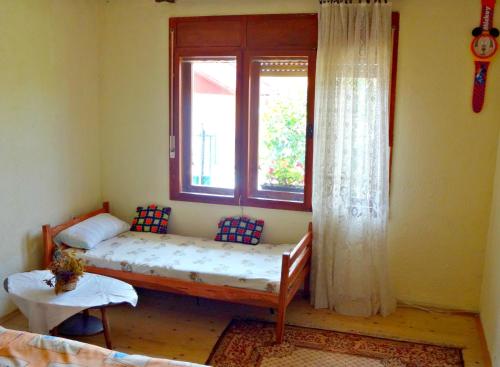 Habitación con 2 camas y ventana en Dream en Drvar