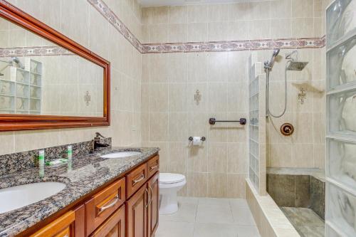 a bathroom with a sink and a shower and a toilet at Casa de Cahal Pech in San Ignacio