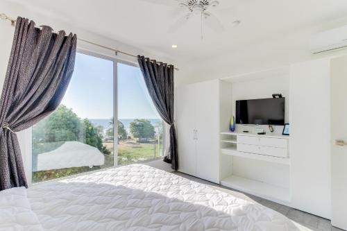 Giường trong phòng chung tại Sunset Blvd 402