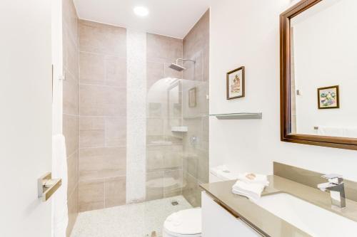 Phòng tắm tại Sunset Blvd 402
